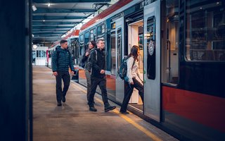 Menschen in den Zug ein