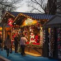 Stände an einem Weihnachtsmarkt