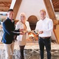 Symbolische Schlüsselübergabe im Sunstar Grindelwald: das neue Direktionspaar Marcel und Cornelia David und ihr Vorgänger Sven Briseid.