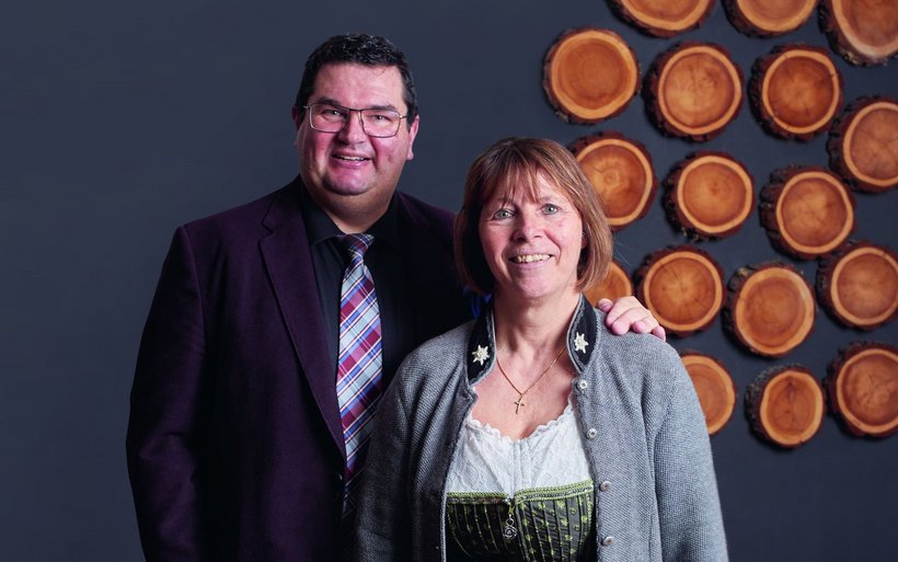 Das Gastgeberpaar Esther und Fabian Zurbriggen vom Wellness & Spa Pirmin Zurbriggen sind «Hotelier des Jahres2024/25».