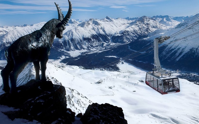 Steinbock-Statue vor Gondelbahn