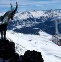 Steinbock-Statue vor Gondelbahn