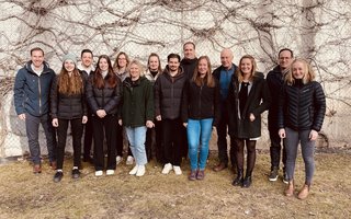 Gruppenfoto von Absolventinnen und Absolventen