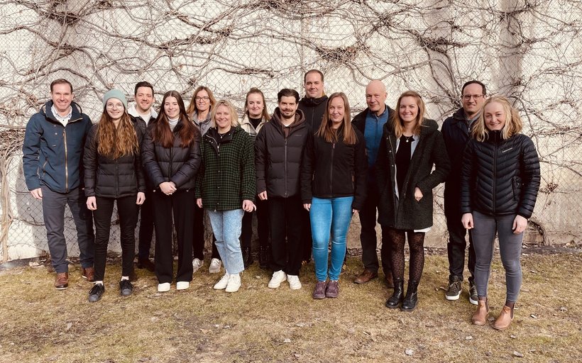 Gruppenfoto von Absolventinnen und Absolventen