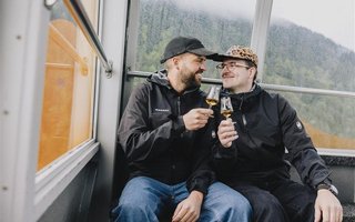 Food-Influencer Noah Bachofen (l.) und Nico Franzoni entdecken auf ihrer kulinarischen Reise durch die Ostschweiz regionale Spezialitäten und skurrile Geschichten.