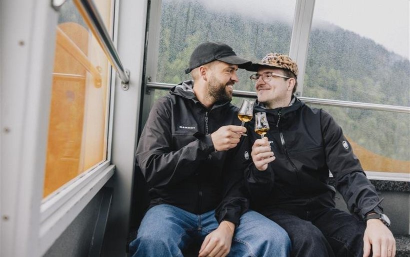 Food-Influencer Noah Bachofen (l.) und Nico Franzoni entdecken auf ihrer kulinarischen Reise durch die Ostschweiz regionale Spezialitäten und skurrile Geschichten.