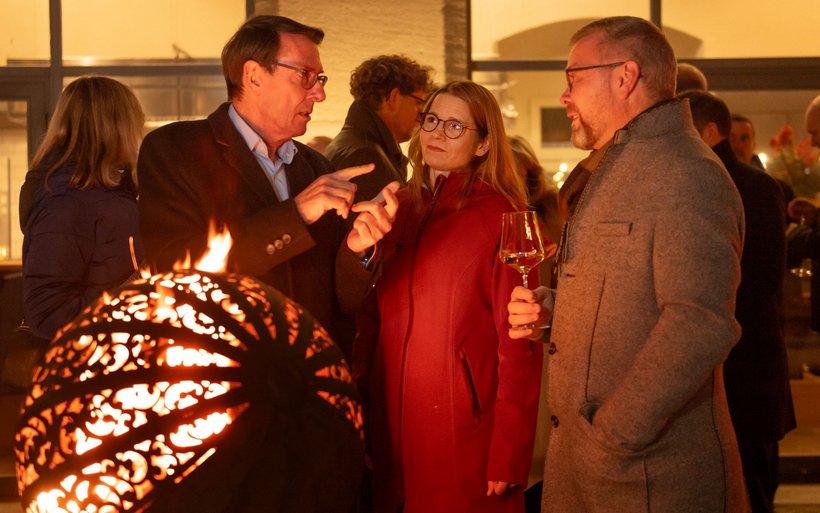 Die Gäste des Polit-Dîners genossen das Apéro draussen bei Feuerschalen ein. Im Bild: Andreas Züllig, Präsident HotellerieSuisse, Nicole Brändle Schlegel, Leiterin Arbeit, Bildung, Politik, im Gespräch mit Thomas Rechsteiner, Nationalrat die Mitte (v.l.)