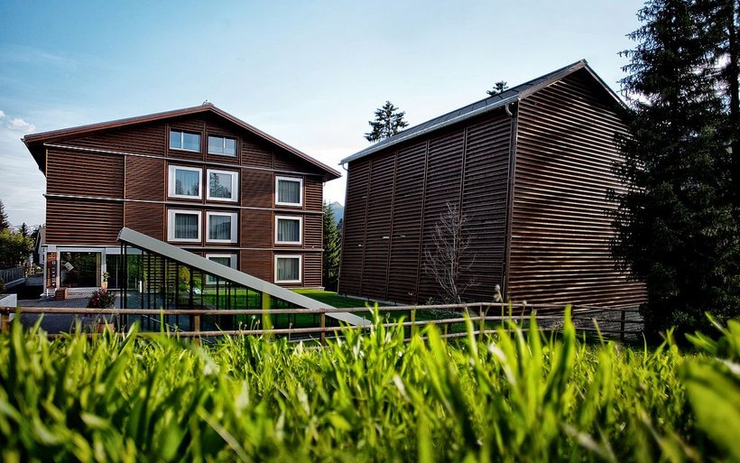 Das sogenannte Holzhaus und der Wellnessturm rechts davon wurden 2010 erbaut.